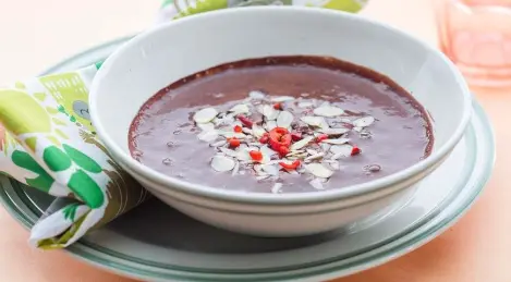 Sopa de chocolate con almendras saladas y chiles