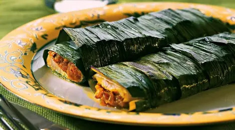 Fish baked in leek leaves