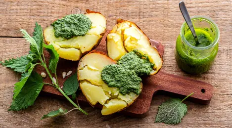 Patate al forno con pesto di ortiche