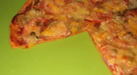 Pizza sur pâte levée fine à la tomate