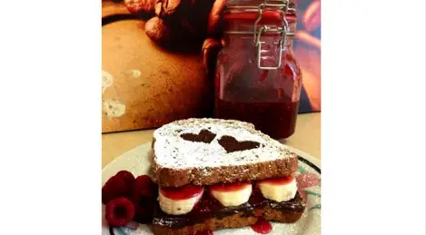 Sandwich à la banane, pâte à tartiner au chocolat et framboises