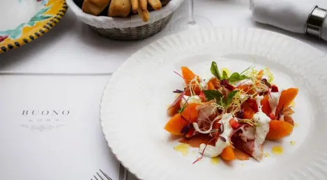 Prosciutto di Parma con melone cantalupo e stracciatella