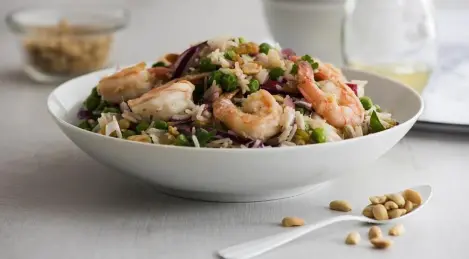 Salat mit Reis und Garnelen