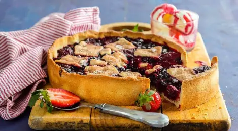 Pastel abierto con bayas
