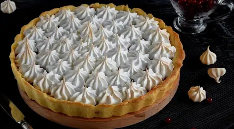 Torta di pasta frolla con mirtilli rossi e meringa