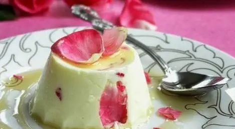 Saffron yogurt mousse with flower honey and rose petals