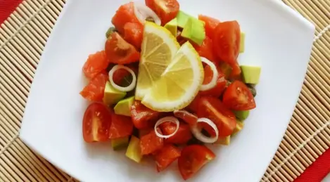 Insalata di salmone, avocado e capperi