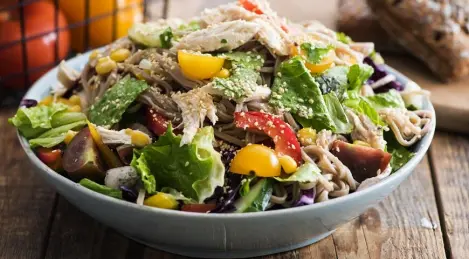 Insalata estiva di verdure, soba e pollo