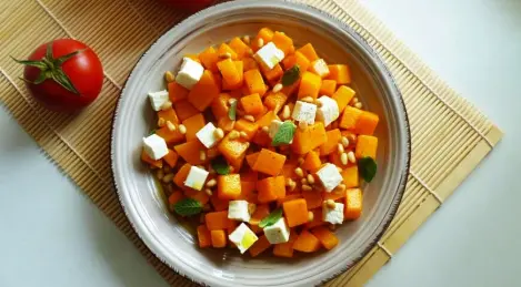 Insalata di zucca con feta e pinoli