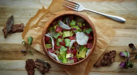 Thon haché avec avocat et chips de riz