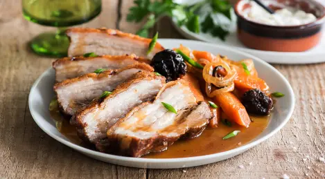 Sottosquadri di maiale stufati nel kvas