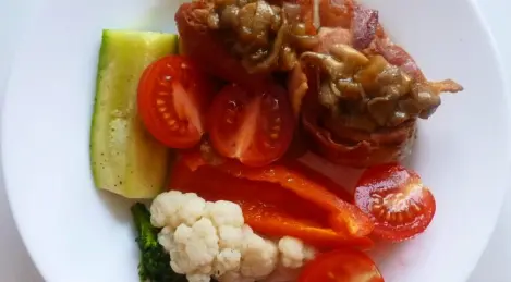 Pork medallions with prunes and mushroom sauce