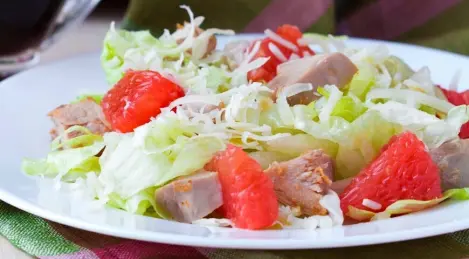 Salad with grapefruit and chicken