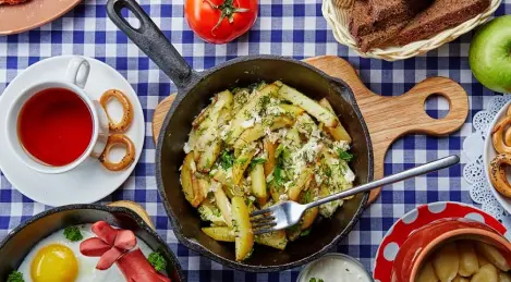 Scrambled with fried potatoes and herbs