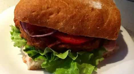 Hamburger con petto di pollo e salsa cocktail