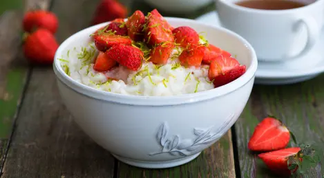 Reisbrei mit Erdbeeren und Kokosmilch
