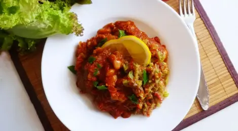 Chili con carne with bell pepper salsa