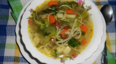 Sopa de pollo con frijoles y espagueti