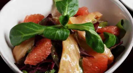 Salad Yu with salmon