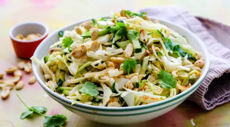 Insalata di cavoli giovani con cetrioli