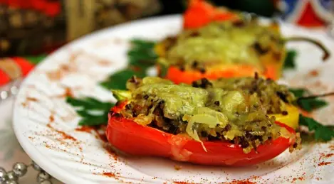 Mini peppers stuffed with quinoa, mushrooms and smoked meats