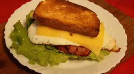 Sandwich aux oeufs et au bacon