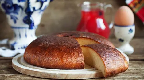 Mannik avec kaki dans une mijoteuse