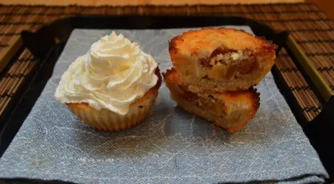 Paniers de sable avec fromage cottage et raisins secs