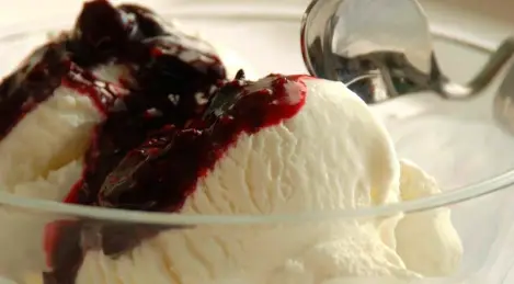 Dessert froid de crème glacée prête à l'emploi aux noix et sauce au cassis