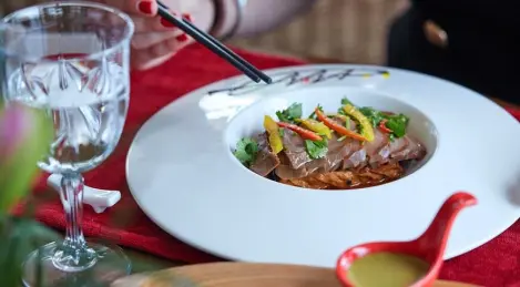 Schweinezunge mit süßer Wasabi-Sauce