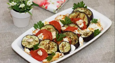 Appetizer salad with fried cheese