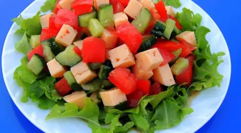 Gemüsesalat mit Käse