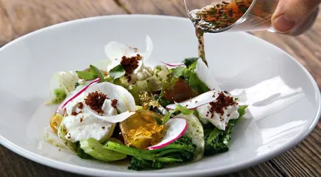 Salat mit Ziegenmousse und Apfelgelee