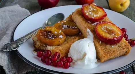 Croutons with plums and apricots