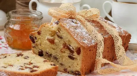 Classic cake with raisins