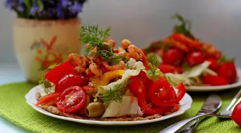 Salad with vegetables and shrimps