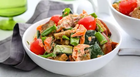 Salade de truite fumée, courgettes et pain frit