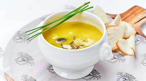 Caldo de pollo con colmenillas y trufa negra