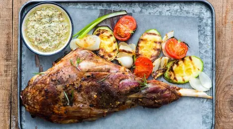 Cordero de Pascua con salsa de ajo y nuez