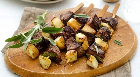 Spiedini di fegato di tacchino con mele e salvia