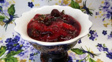 Strawberry jam with oranges and mint