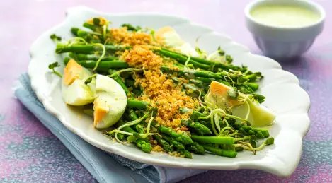 Spargel mit Ei und knusprigem Speck