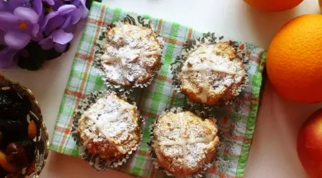 Magdalenas de Pascua hechas de harina de trigo sarraceno con frutos secos y nueces