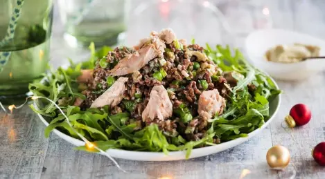 Insalata di salmone affumicato, piselli e riso