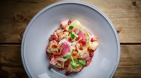 Insalata con pomelo e gamberetti