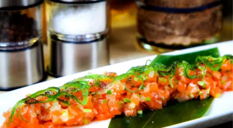 Tartare de saumon au concombre salé