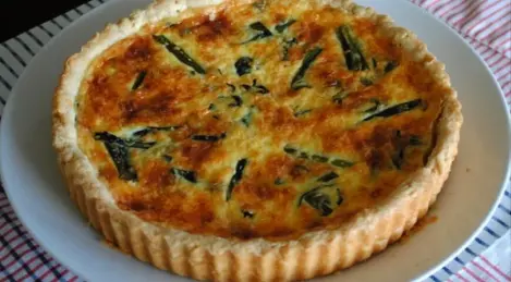 Quiche aux oignons verts et asperges