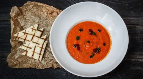 Zuppa di passata di pomodoro con crostini