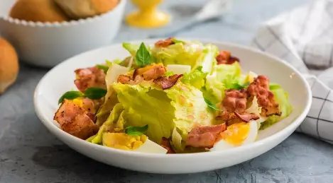 Ensalada con tocino y huevos