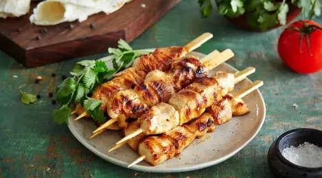 Spiedini di pollo marinati con birra e miele